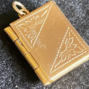 5/$25 Gold tone locket, approximately 1.5cm x 2cm